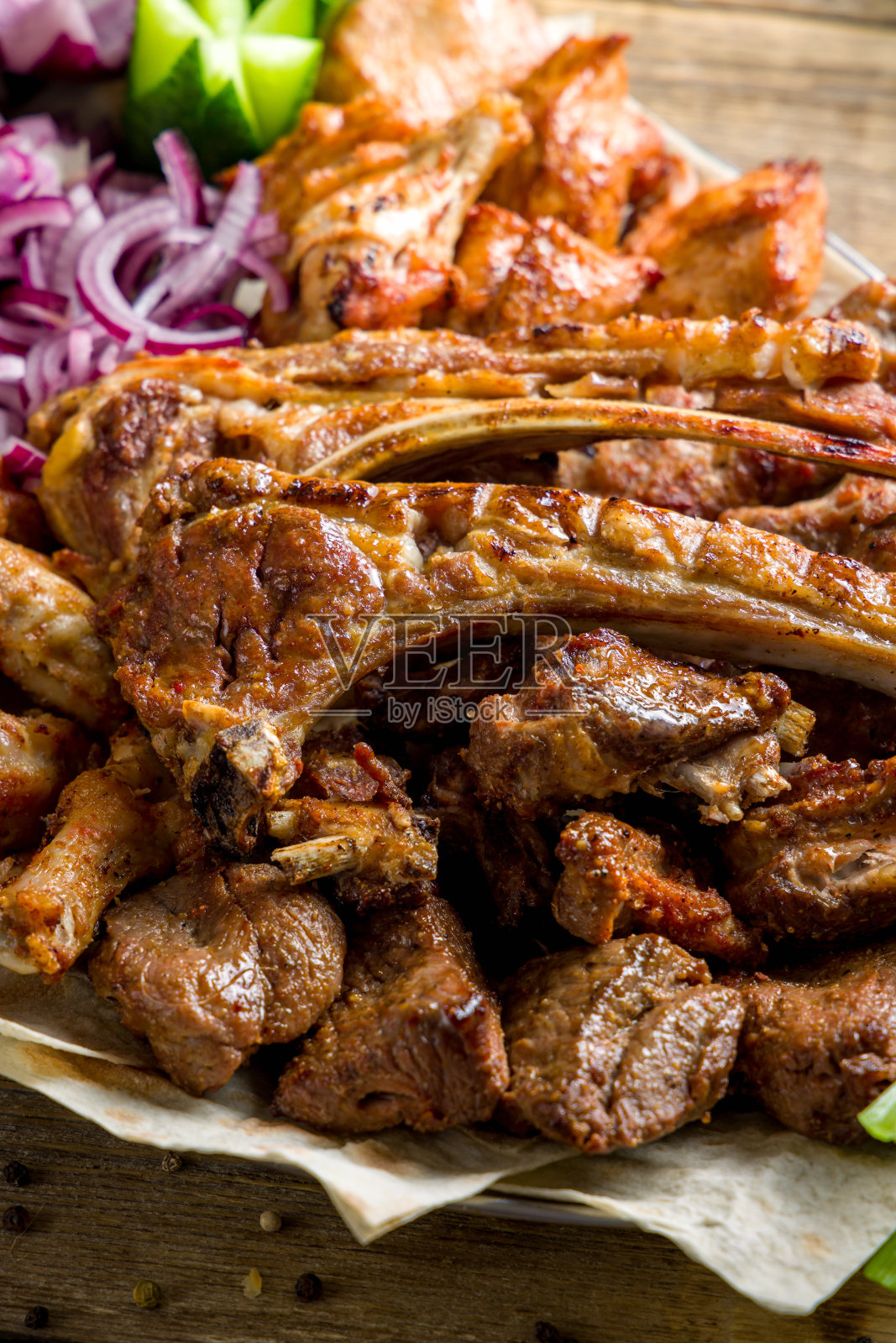 拼盘不同的串在旧木桌上，鸡肉，羊肉，牛肉，猪肉，火鸡，卢拉烤肉宏接近垂直照片摄影图片