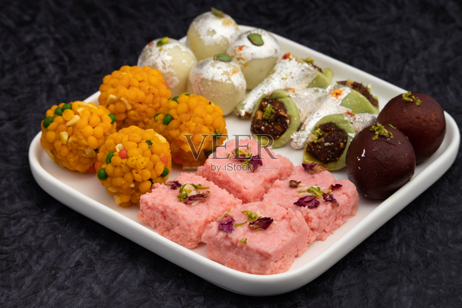 各种各样的德西Ghee印度米泰即拉杜，Kesar Barfi, Kalakand, kju Barfi, Gulab Jamun。排灯节，洒红节，Rakshabandahan, Navaratri, Dussehra, Janmashtami Puja的传统甜食照片摄影图片