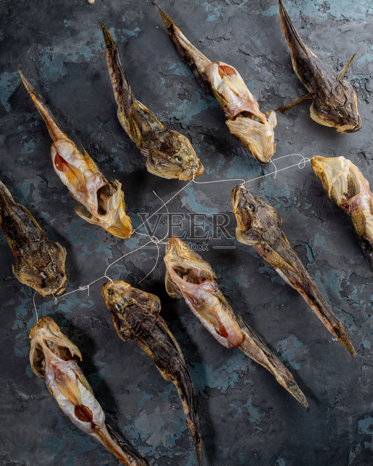 咸虾虎鱼干。啤酒里的鱼开胃菜照片摄影图片