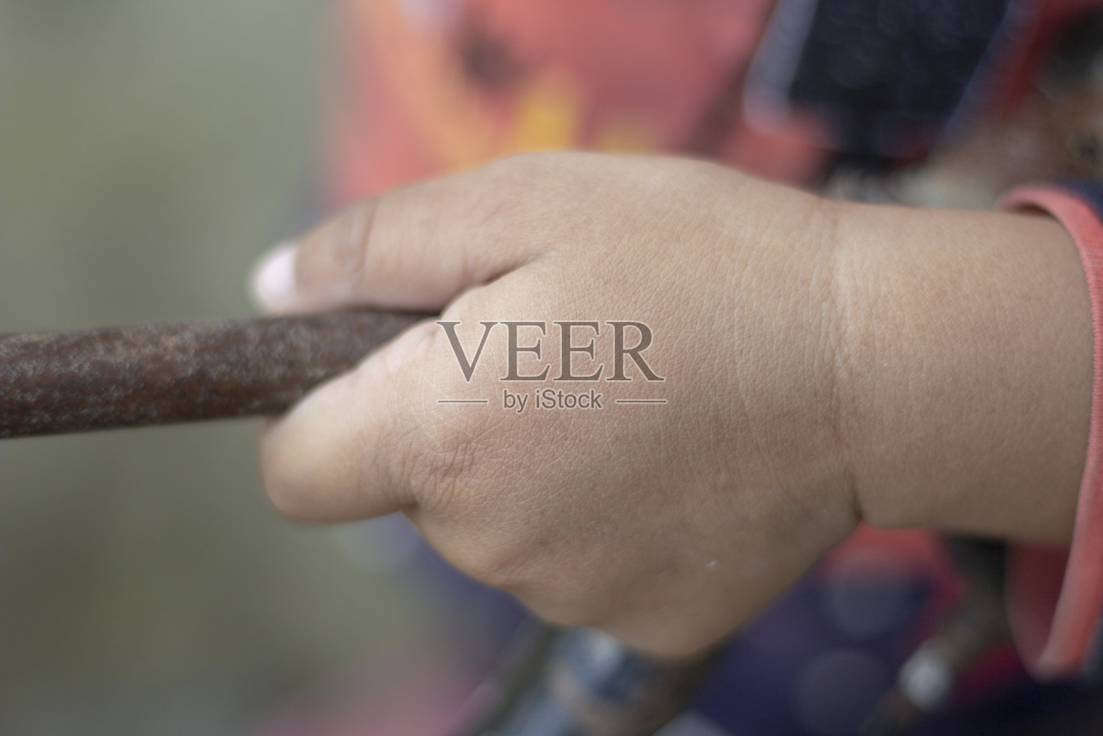 一个小婴儿的手和背景是模糊的照片摄影图片