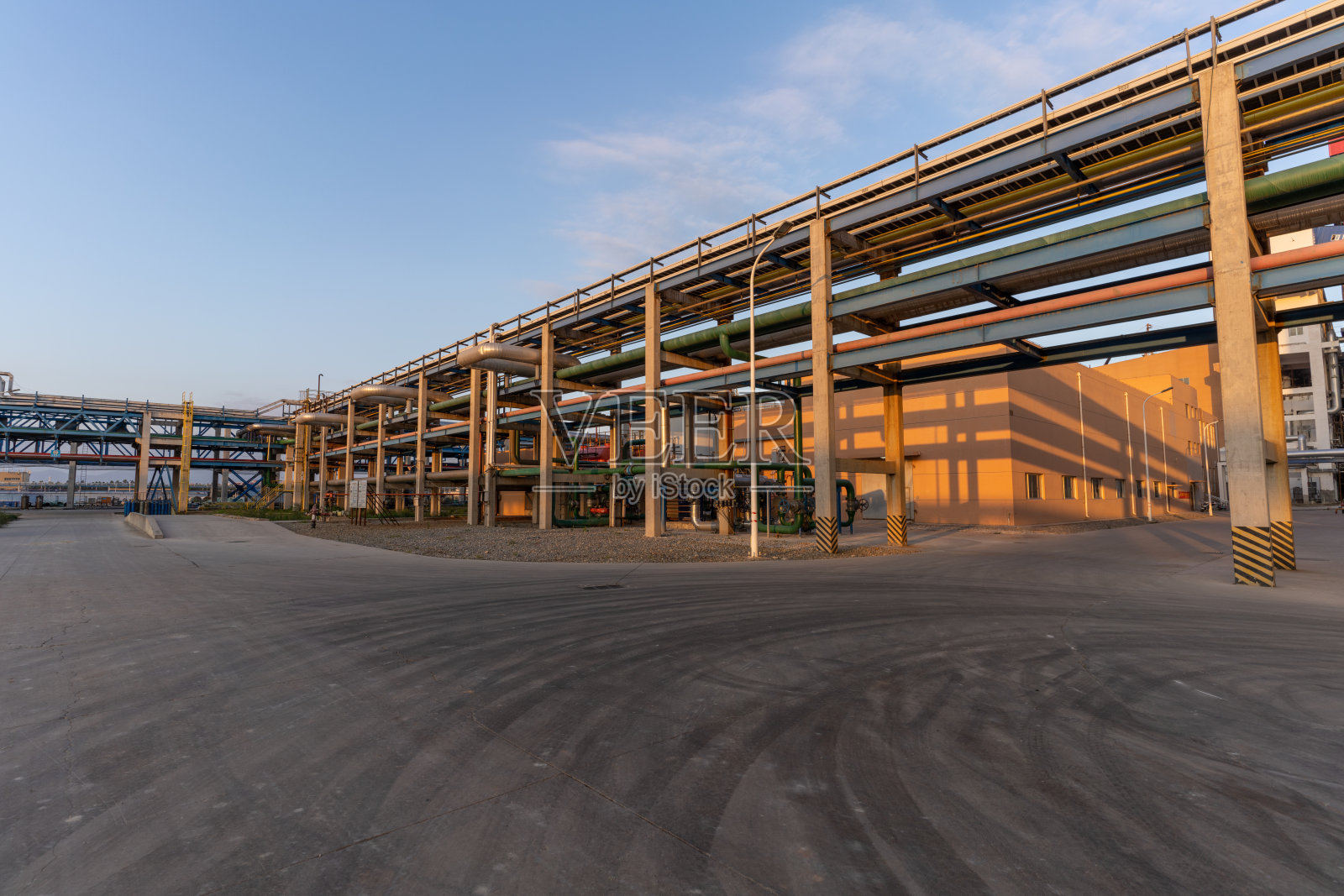 日落时化工厂设备及管道照片摄影图片