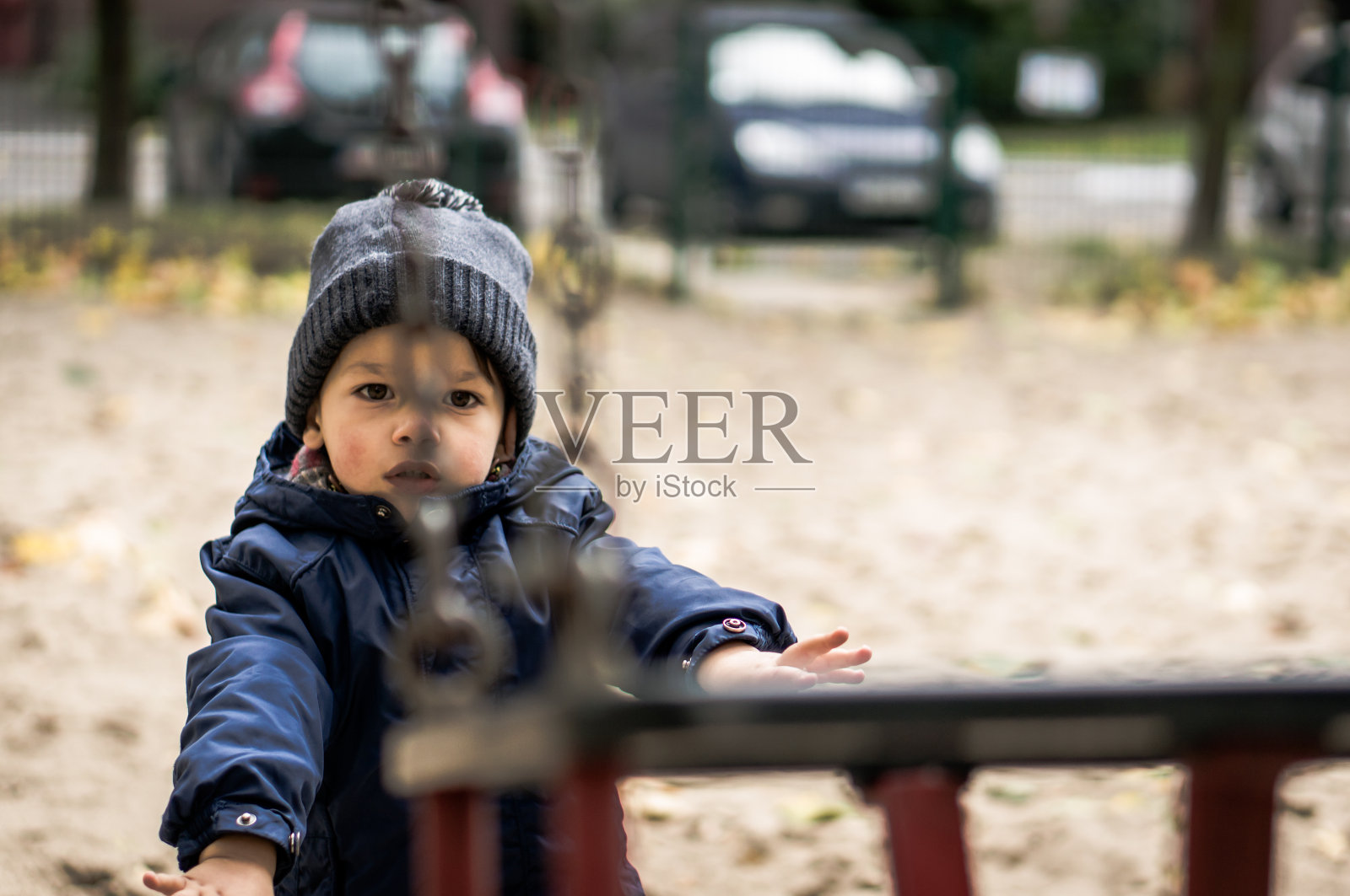 漂亮的照片，一个可爱的白人(白人)男婴在波兰的操场上玩耍照片摄影图片