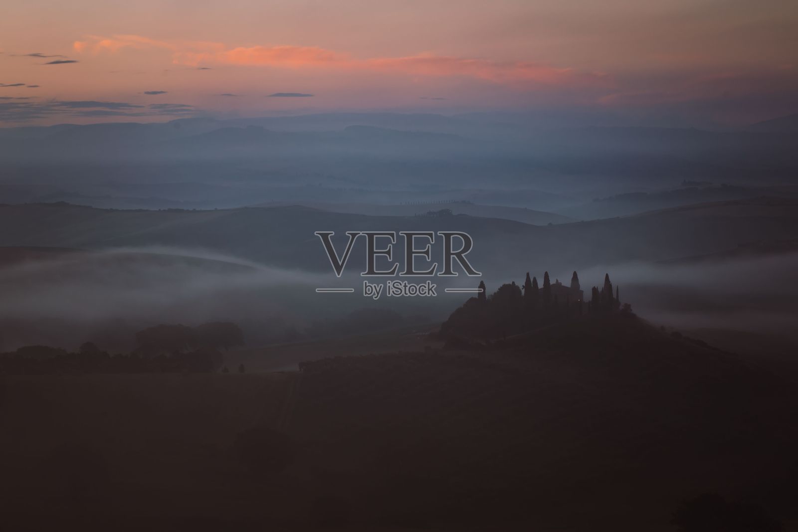 意大利托斯卡纳山上一座孤零零的建筑上多云的黎明景象。照片摄影图片