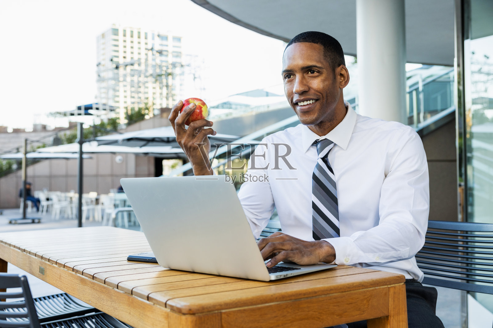 英俊的男性非洲裔美国商人CEO在一个时尚的公司优雅的西装照片摄影图片