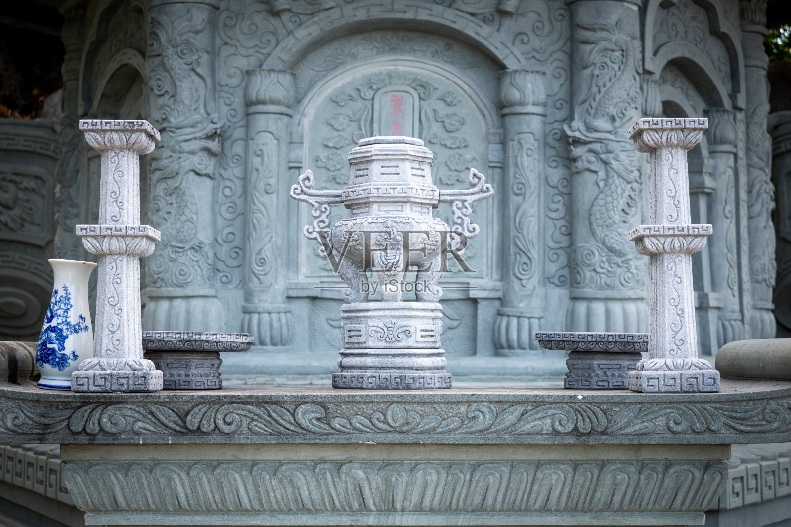 越南寺庙里美丽的祭坛。照片摄影图片