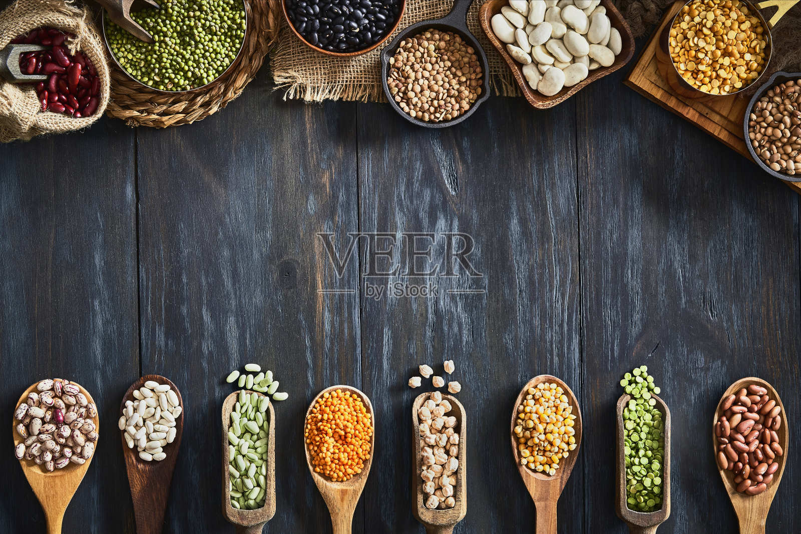 各种干豆的俯视图。从上面拍摄，在乡村木制的蓝色桌子上做一个框架照片摄影图片