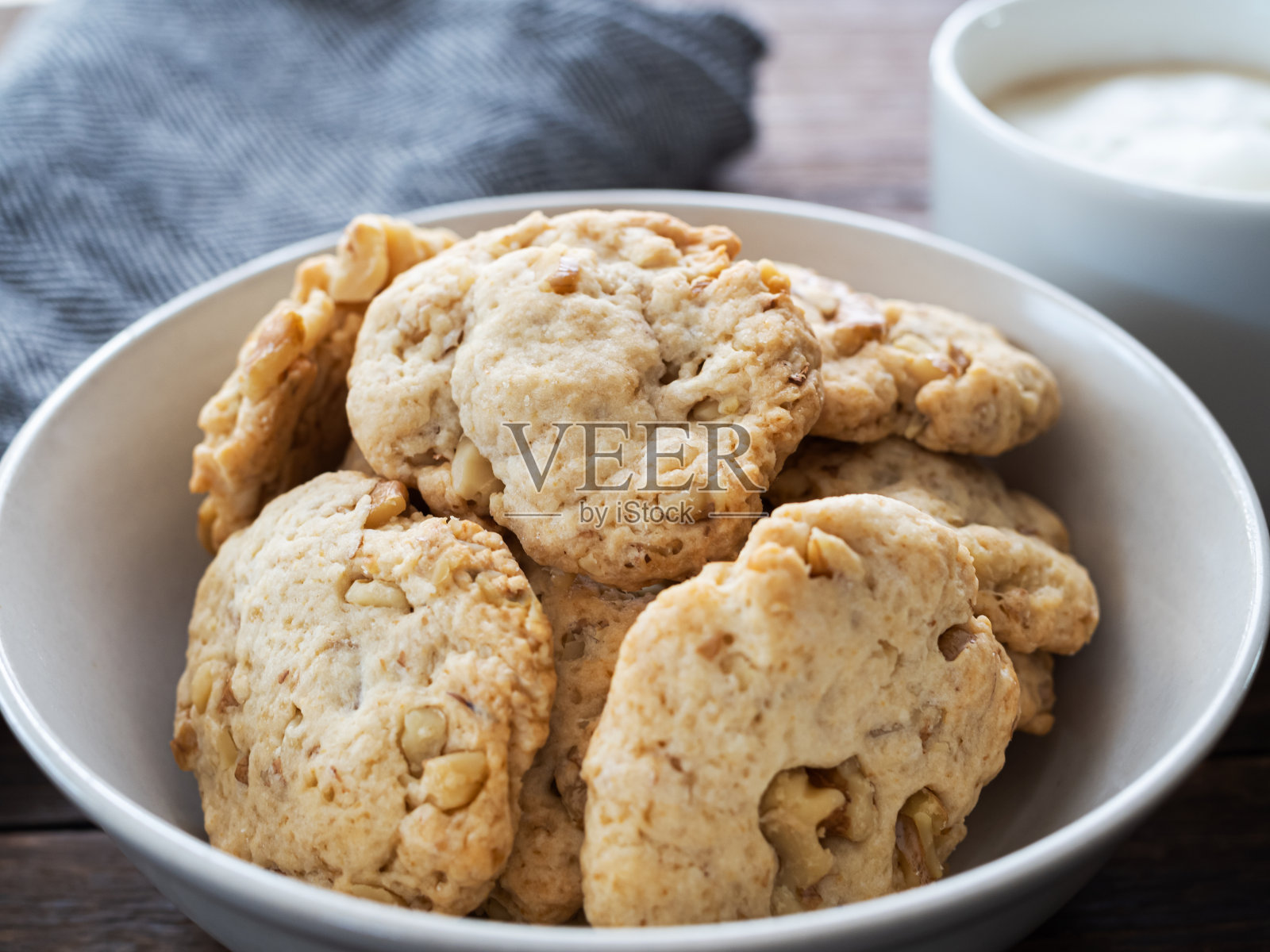 一杯咖啡和核桃饼干照片摄影图片