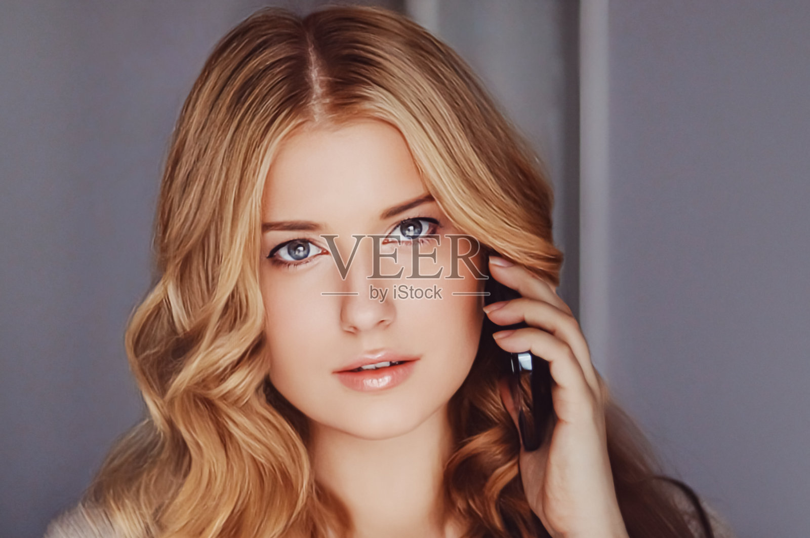 美丽的女人打电话和打电话在手机上照片摄影图片