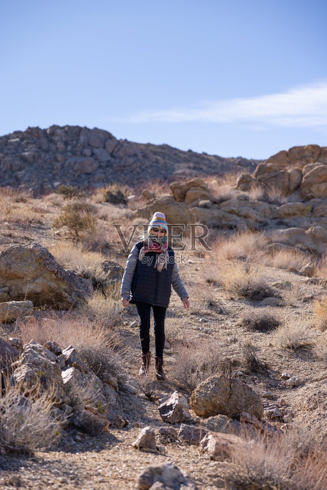 一位年长的妇女正在下山照片摄影图片