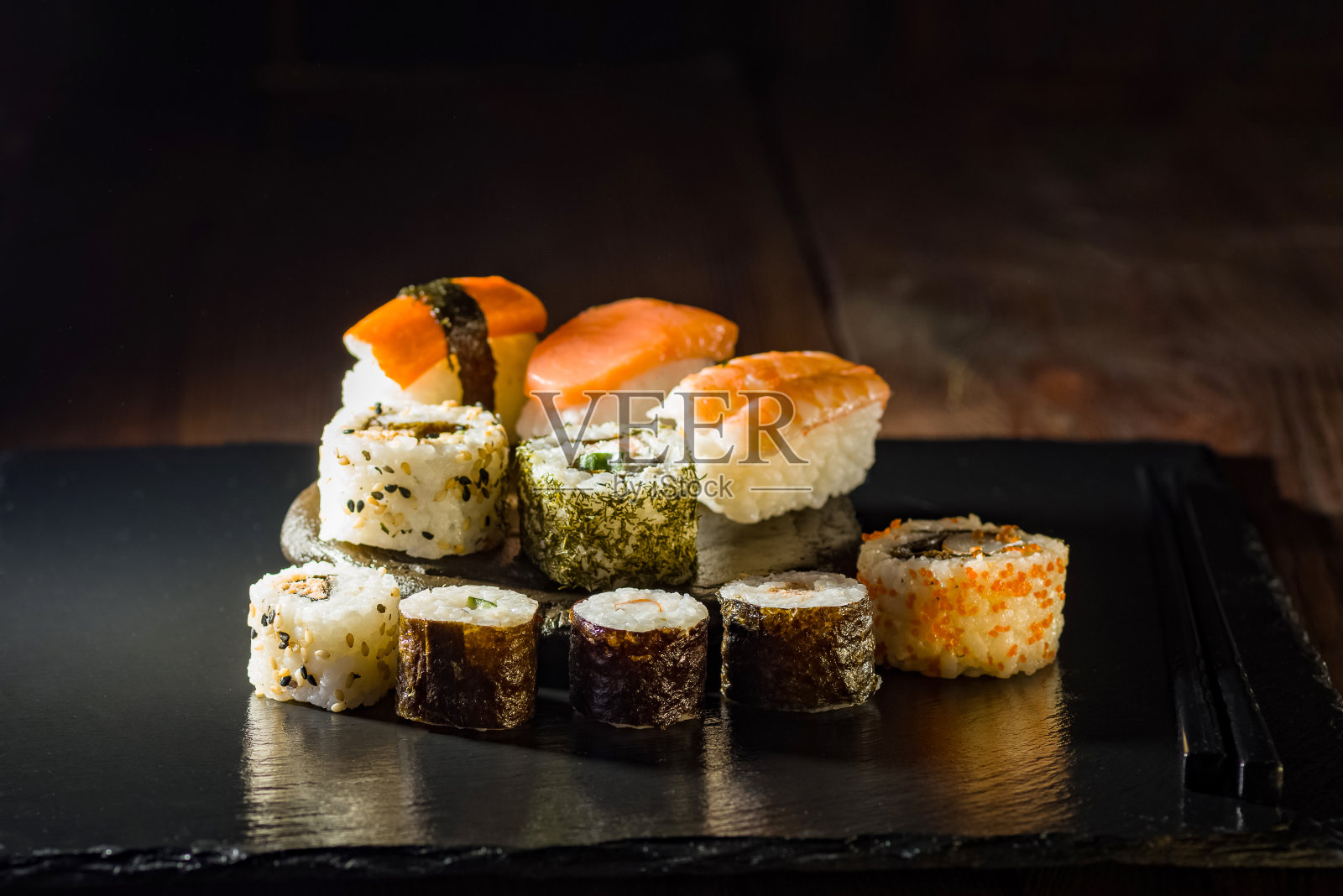 寿司放在石头盘子里照片摄影图片