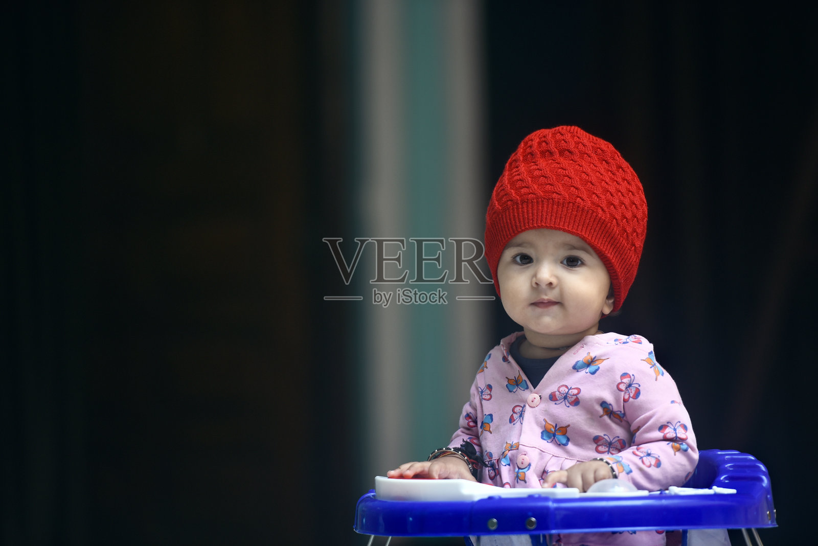 一个印度女孩踏着学步车迈出了第一步照片摄影图片