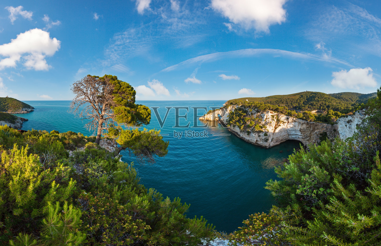 意大利普利亚加尔加诺半岛圣费利斯的夏夜拱门照片摄影图片