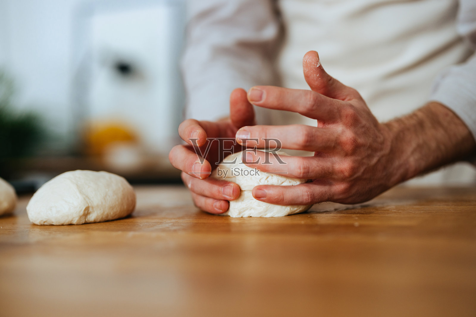 匿名男子用手把面团揉成一个球照片摄影图片