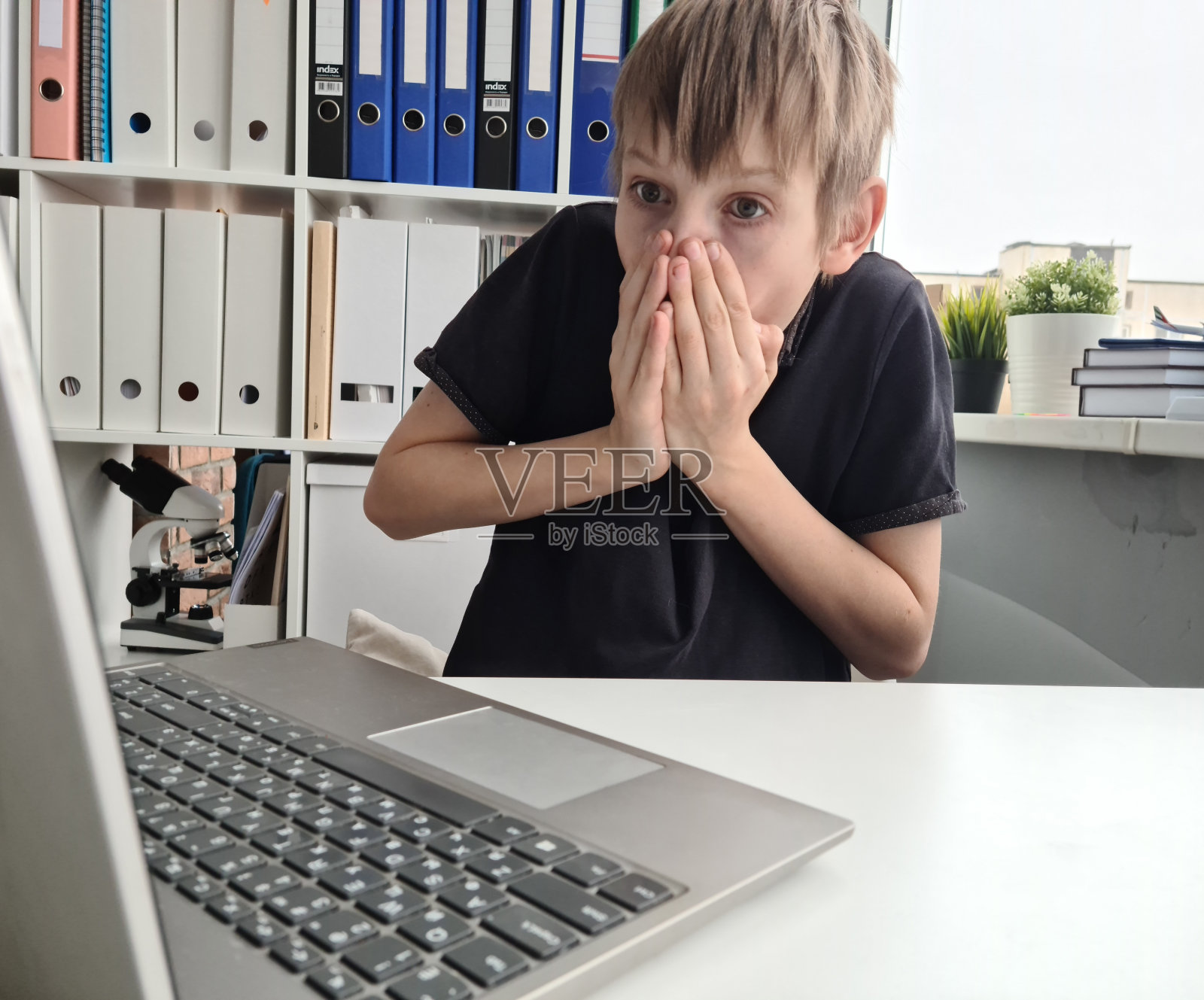 惊讶震惊的年轻人看着电脑照片摄影图片