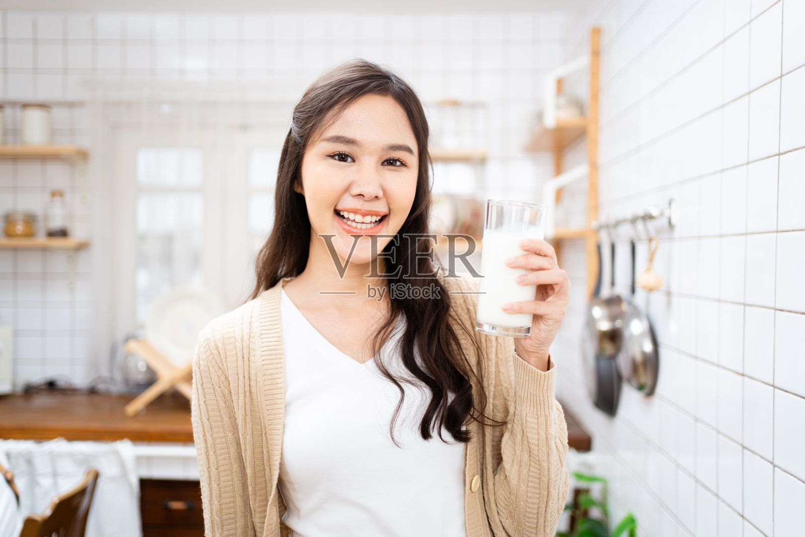 女人喝牛奶。照片摄影图片