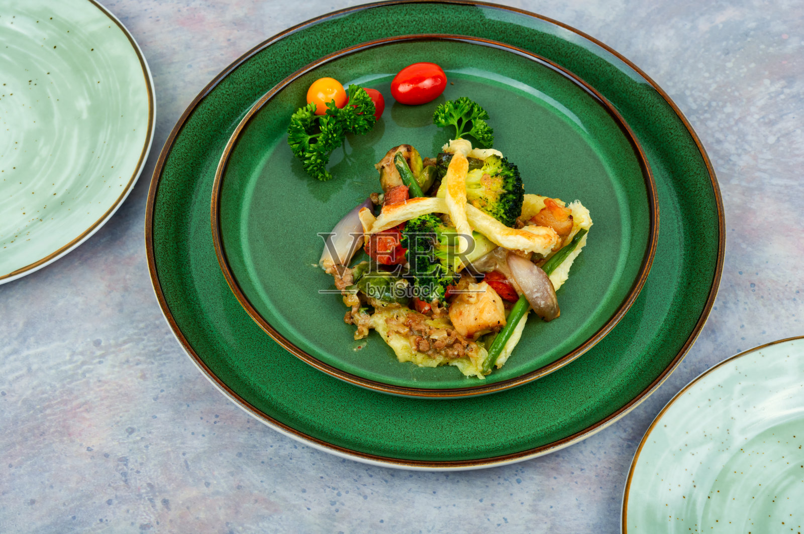 一片刚烤好的肉饼照片摄影图片