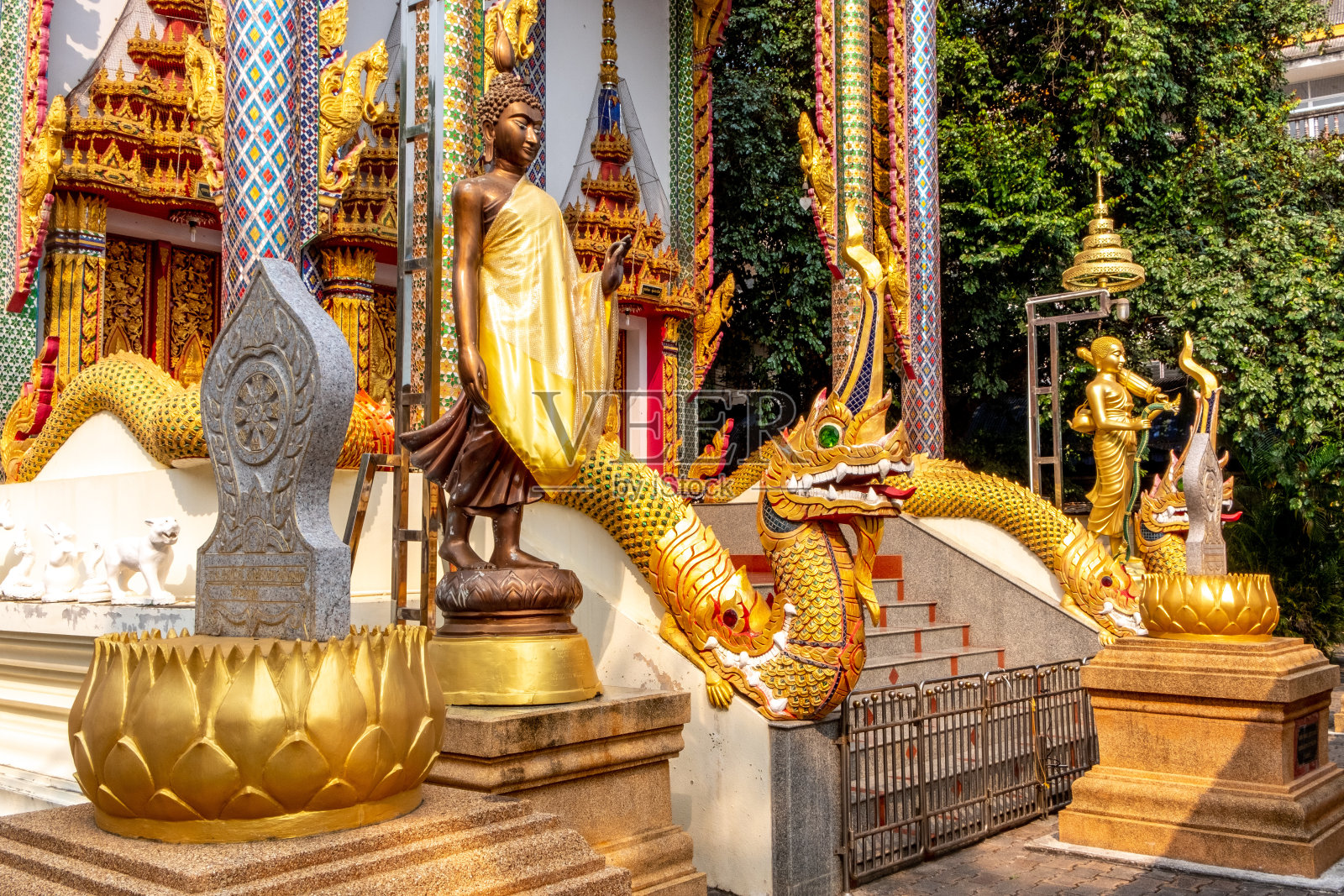 佛寺里的金像照片摄影图片