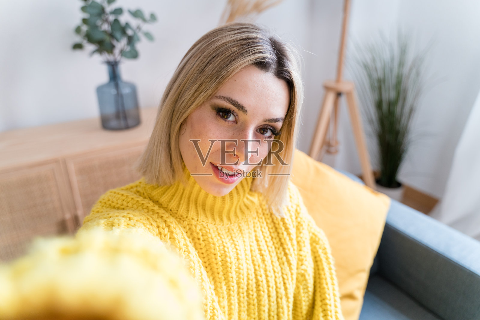 年轻女子在自拍照片摄影图片