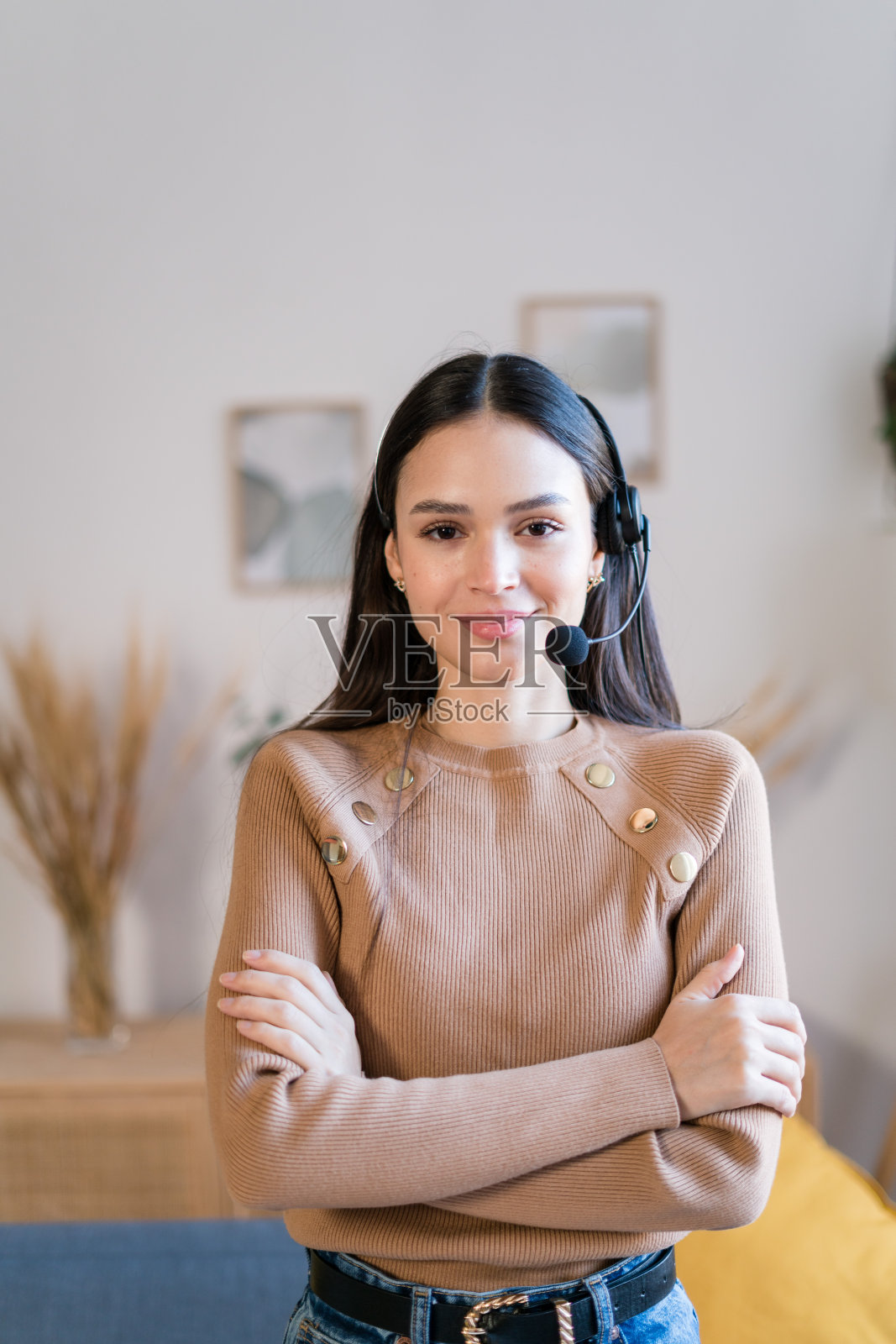 戴着耳机的微笑女人站在办公室照片摄影图片