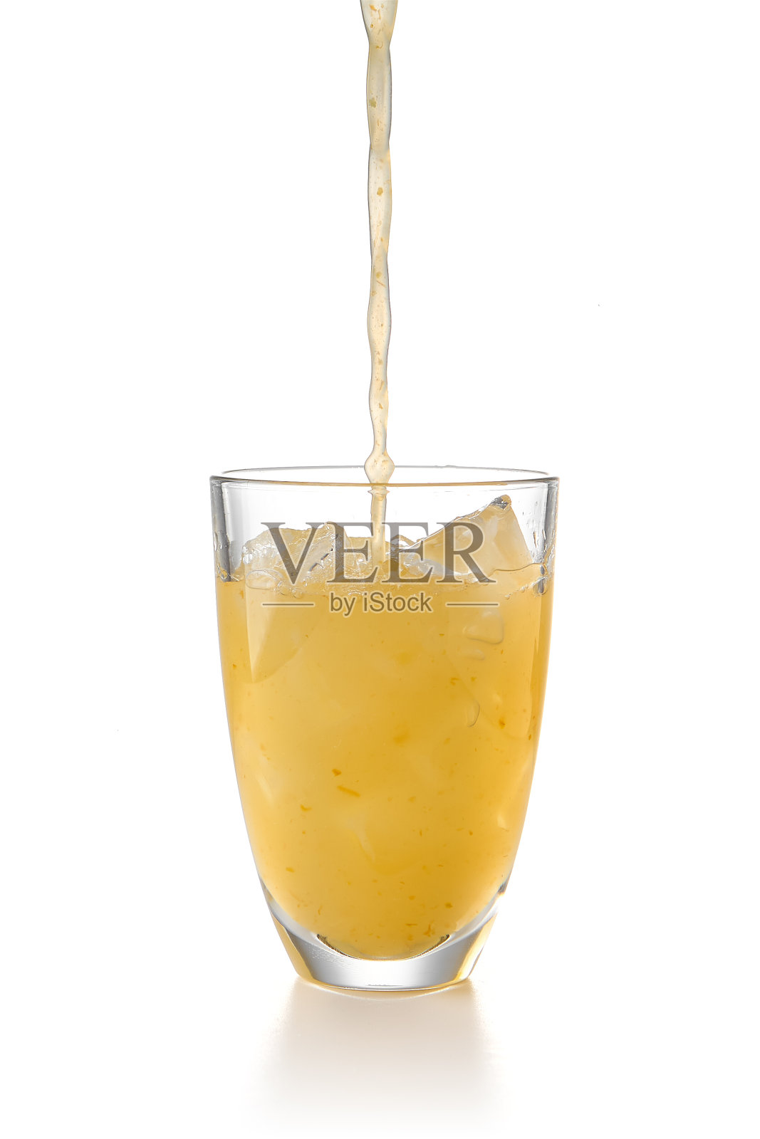 水果鸡尾酒加冰，白色背景。极简风格的粉色气泡鸡尾酒。水果饮料加冰。白色背景的有机鸡尾酒。照片摄影图片