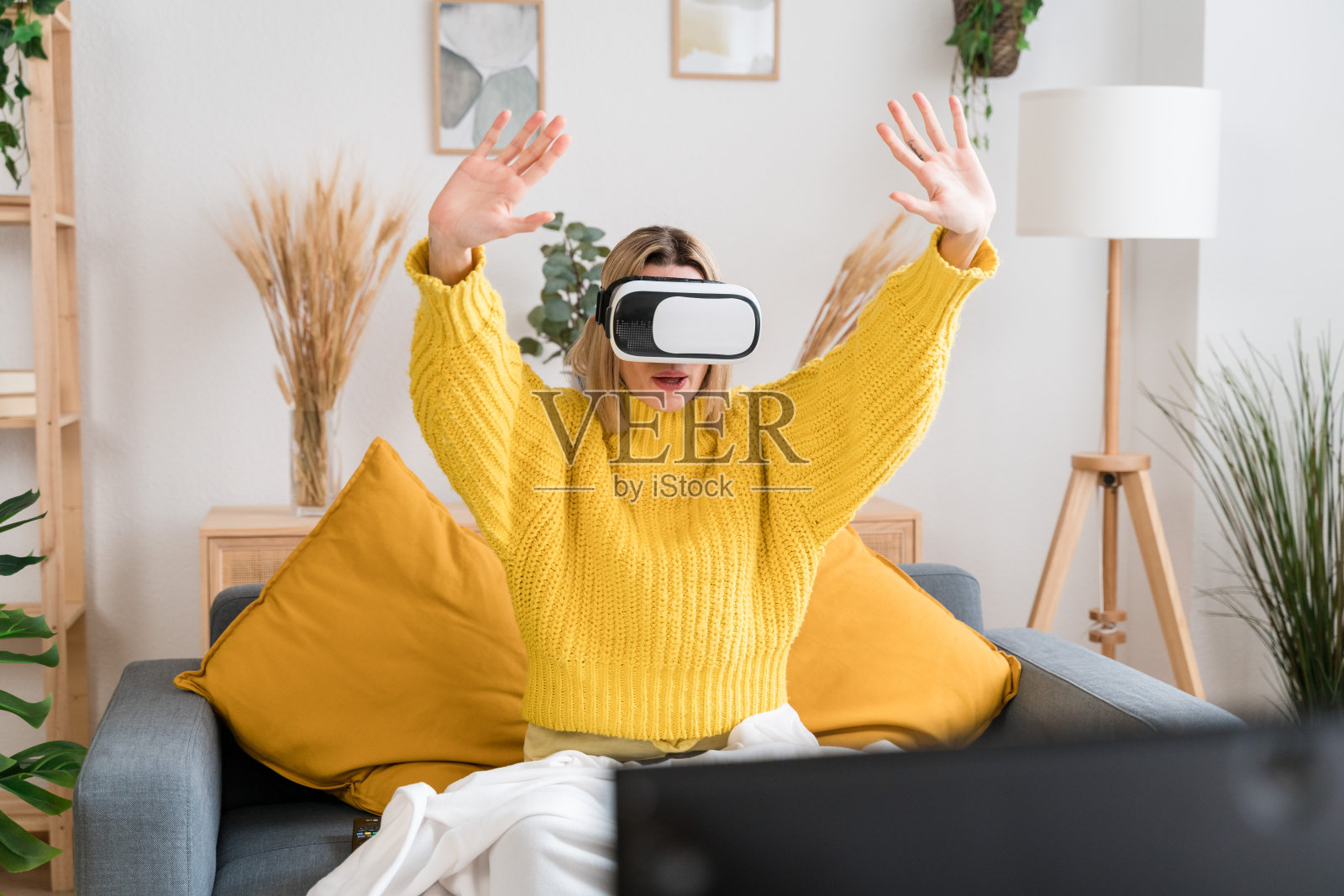 兴奋的女人戴着VR头盔照片摄影图片