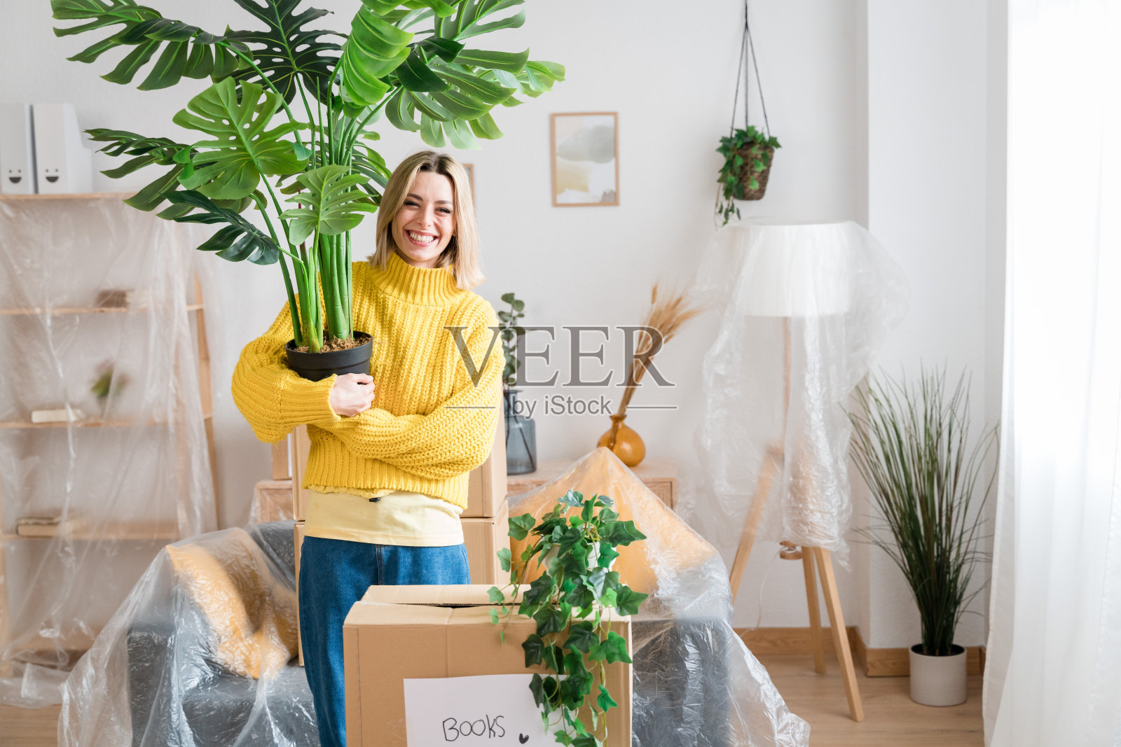 幸福的女人要搬新家了照片摄影图片