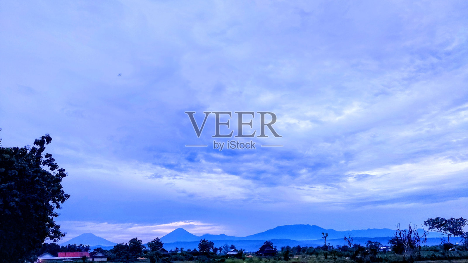 空中全景田园诗般的绿色夏季农场照片摄影图片