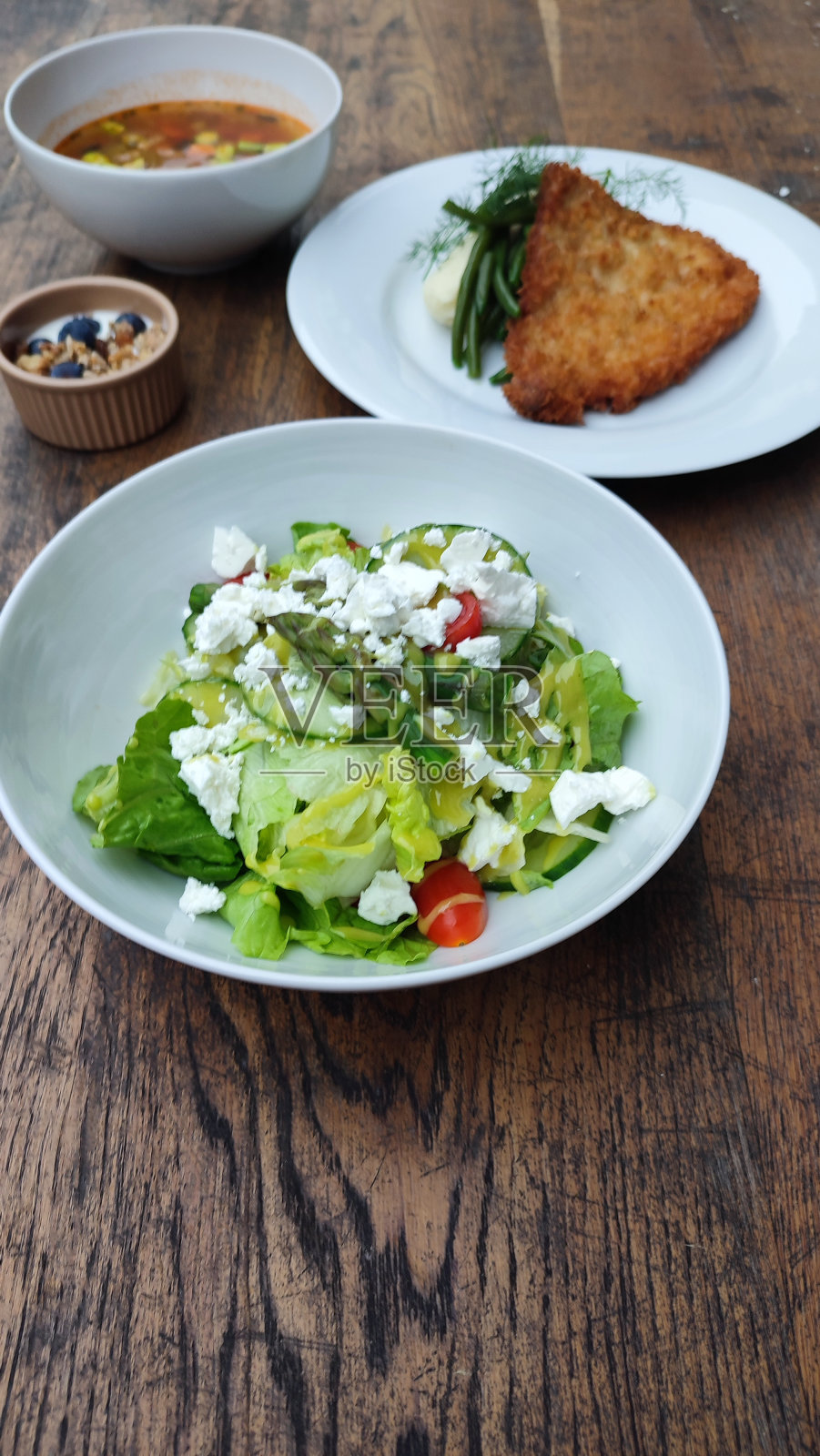 晚餐吃新鲜的蔬菜沙拉照片摄影图片