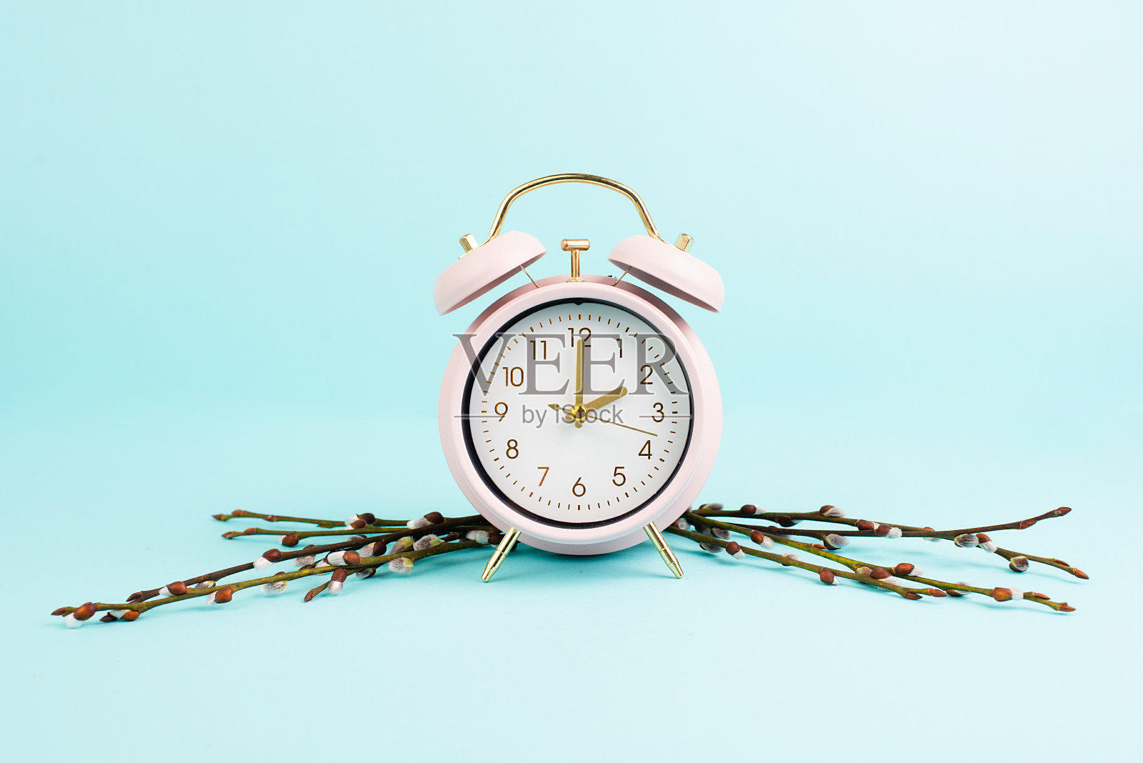 闹钟上有猫咪柳枝，春天切换到夏时制，夏天切换到夏时制照片摄影图片