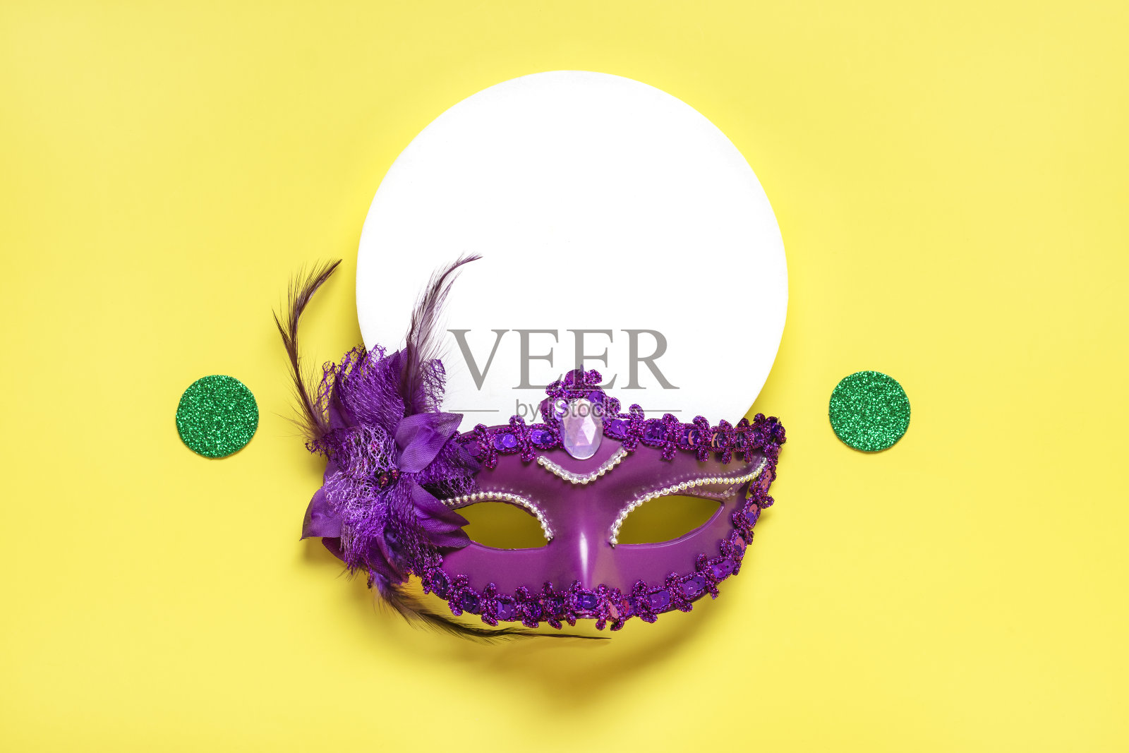 狂欢节的概念。祝贺卡与紫色面具在黄色背景俯视图2023年狂欢节游行时间表模型复制空间照片摄影图片