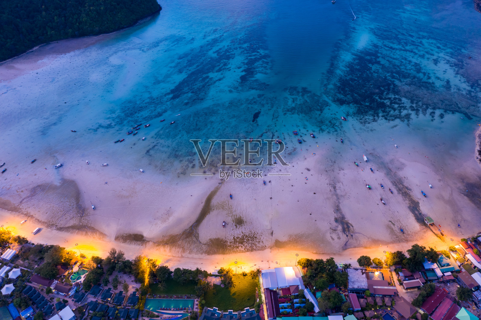 鸟瞰phi phi岛的夜晚照片摄影图片