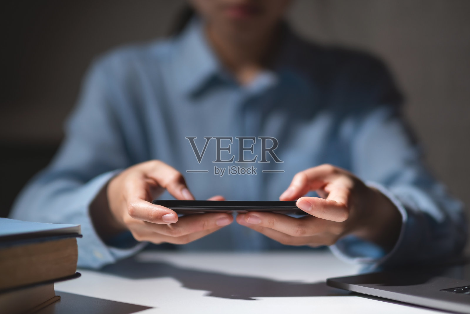 学生用智能手机用复古的语气。电子学习和技术概念。照片摄影图片