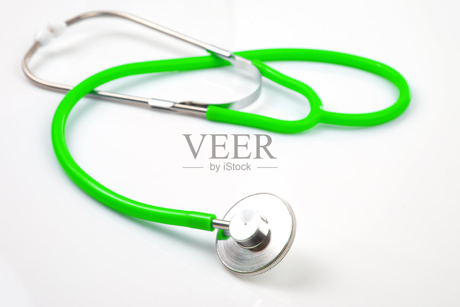 白色背景听诊器。心率医疗仪器照片摄影图片