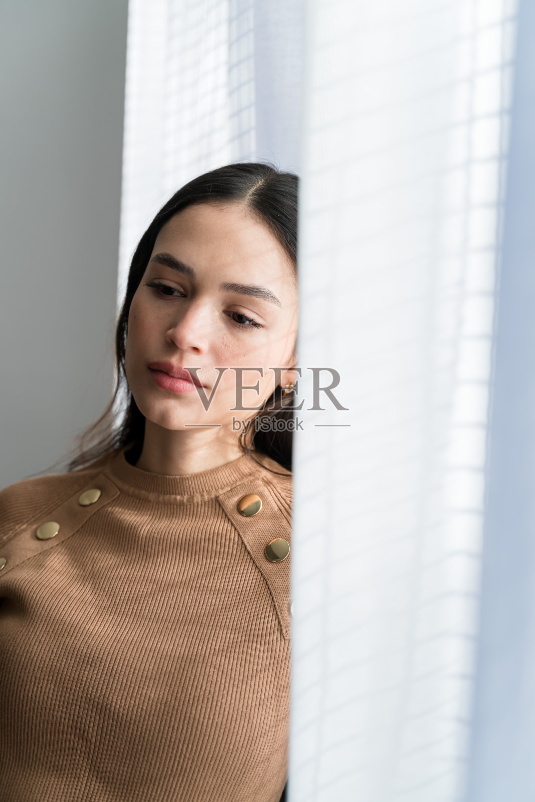 年轻女子穿着时髦的服装，表情严肃照片摄影图片
