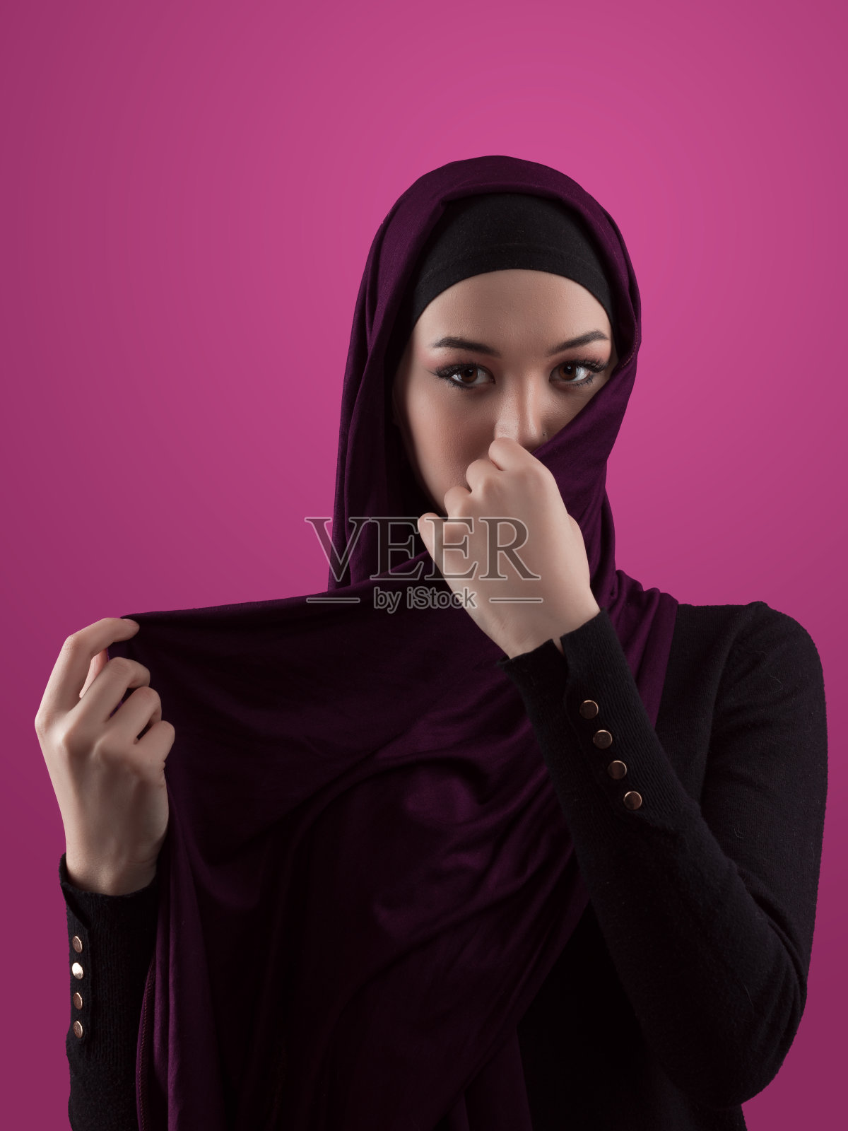 现代穆斯林妇女穿着时尚的头巾休闲服装孤立在粉红色的背景。不同的人模仿头巾的时尚概念。照片摄影图片