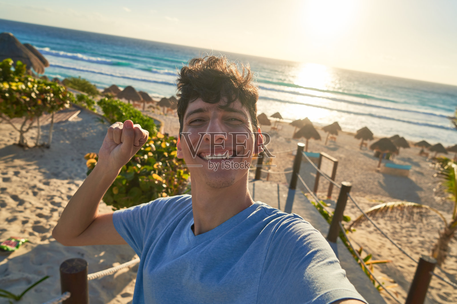 快乐和兴奋的西班牙男性游客自拍。墨西哥坎昆照片摄影图片