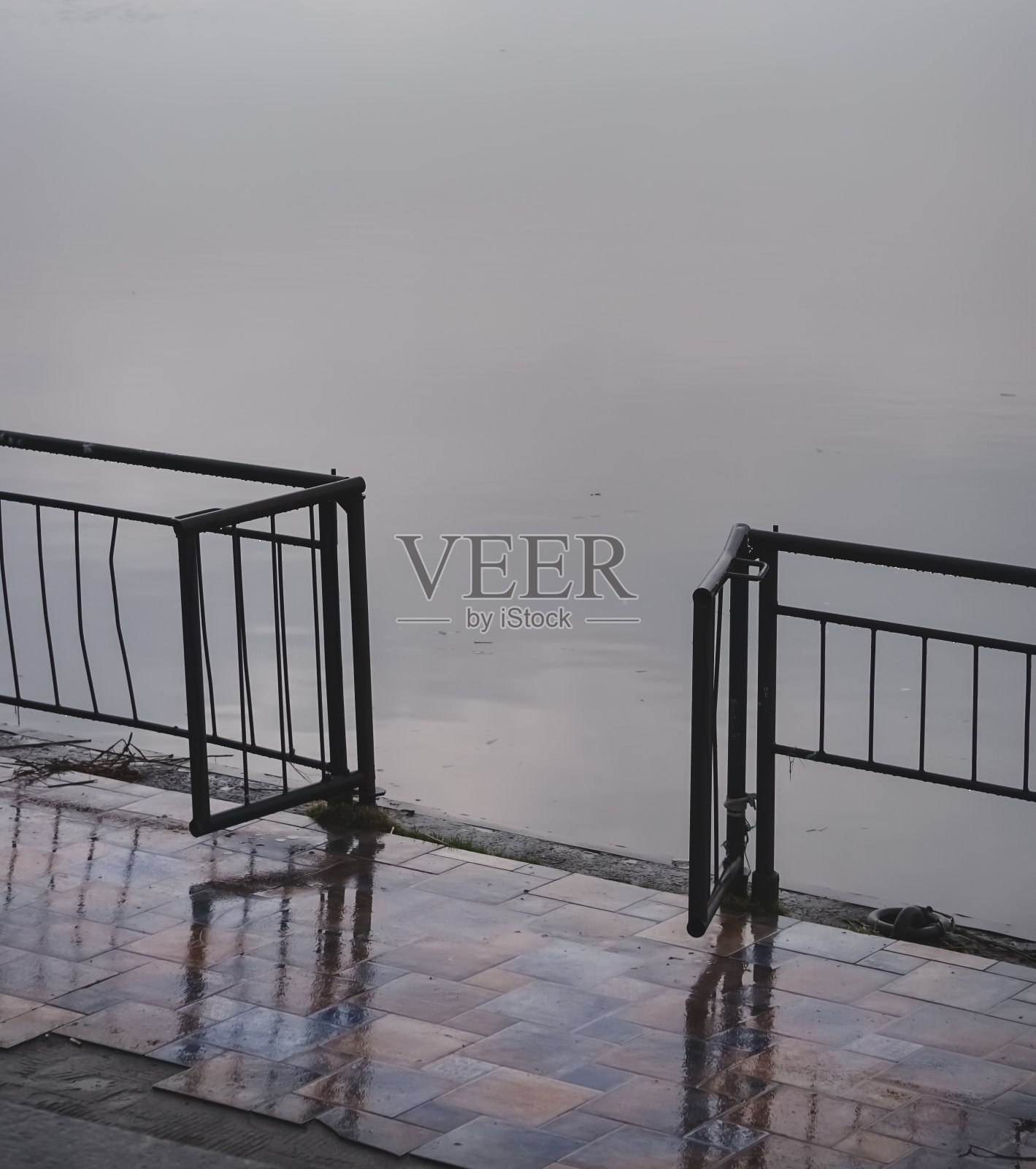 基辅第聂伯河岸边有一个开放的门栅栏，在河岸上有彩色瓷砖的极简主义栅栏照片摄影图片