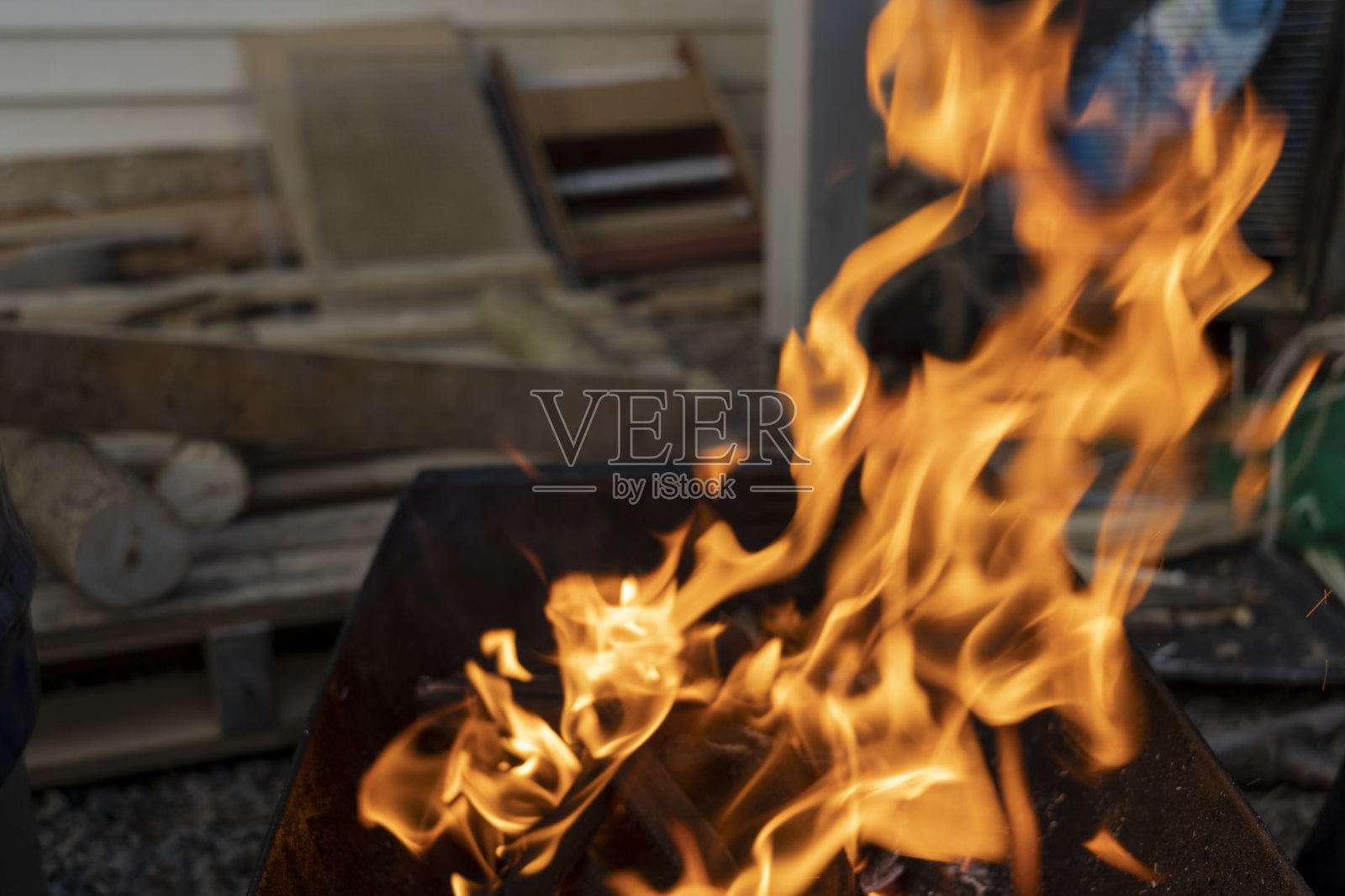 愤怒地看着燃烧着木头的篝火照片摄影图片