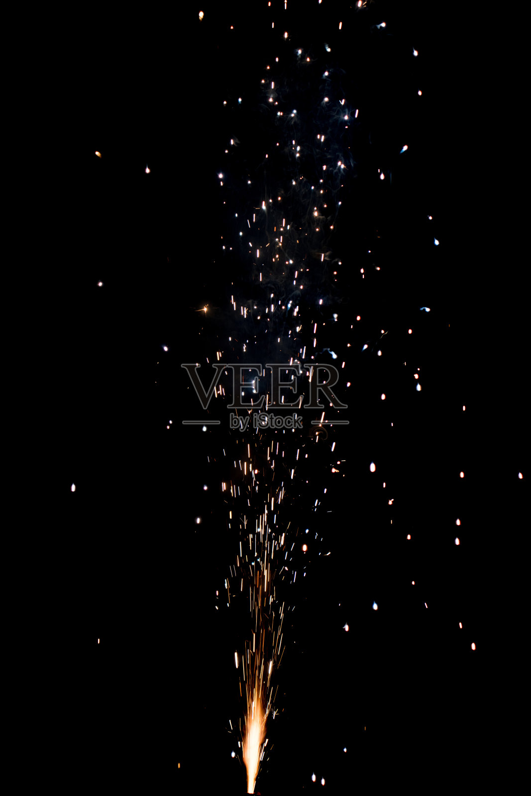 火花从图像底部的源头散发出来照片摄影图片