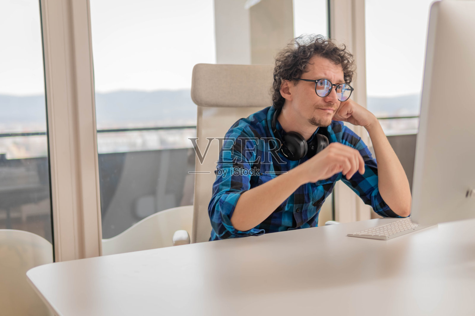 担心地盯着电脑显示器照片摄影图片