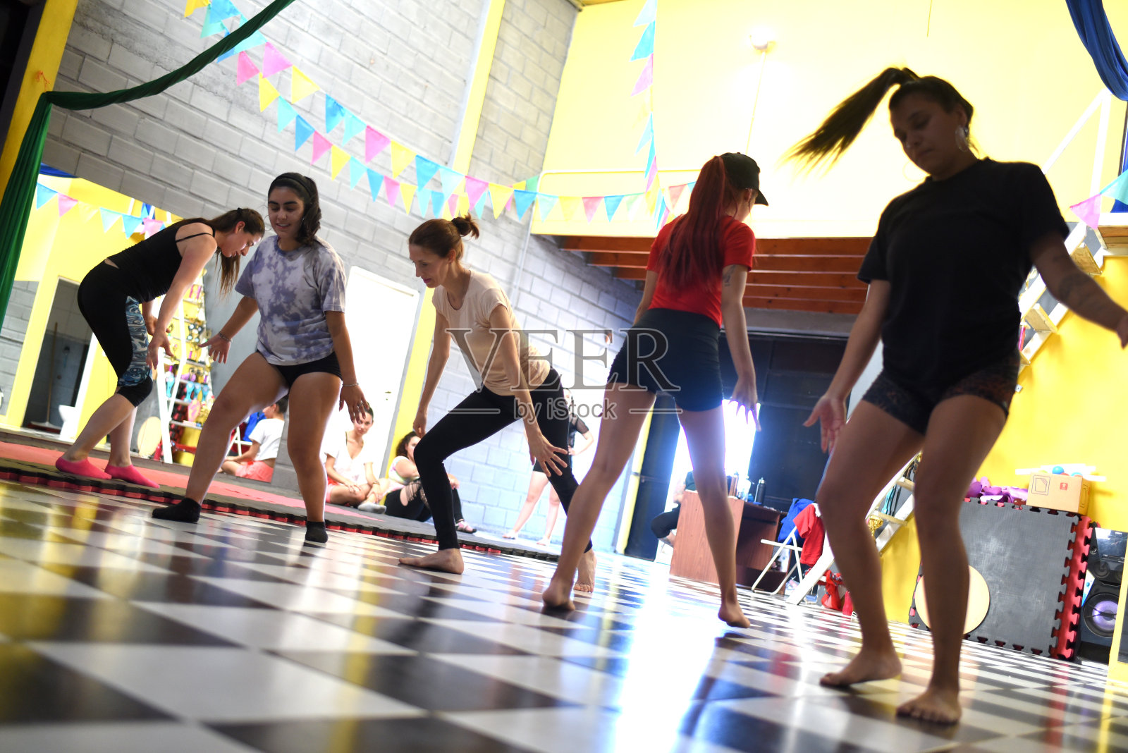 现代舞课上的女生照片摄影图片
