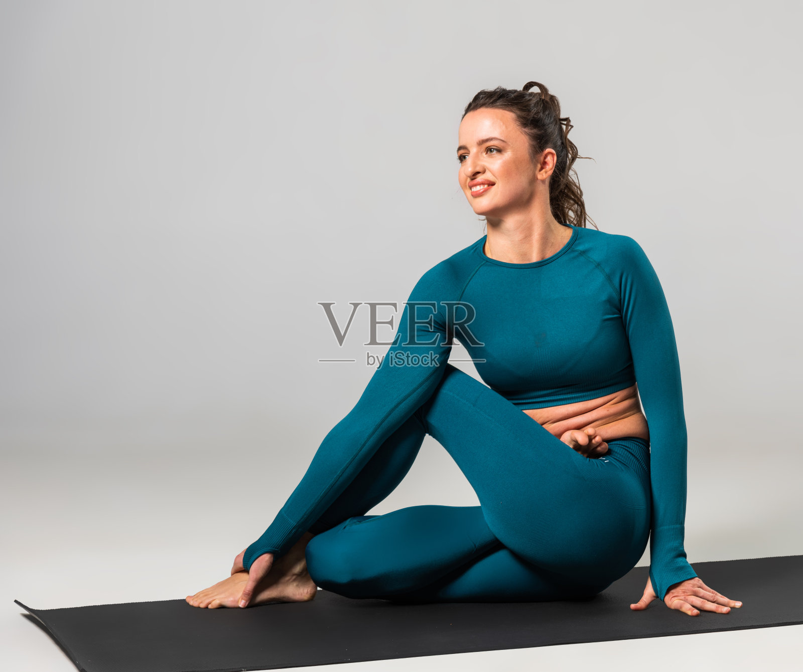 一位美女正在瑜伽课上减肥照片摄影图片