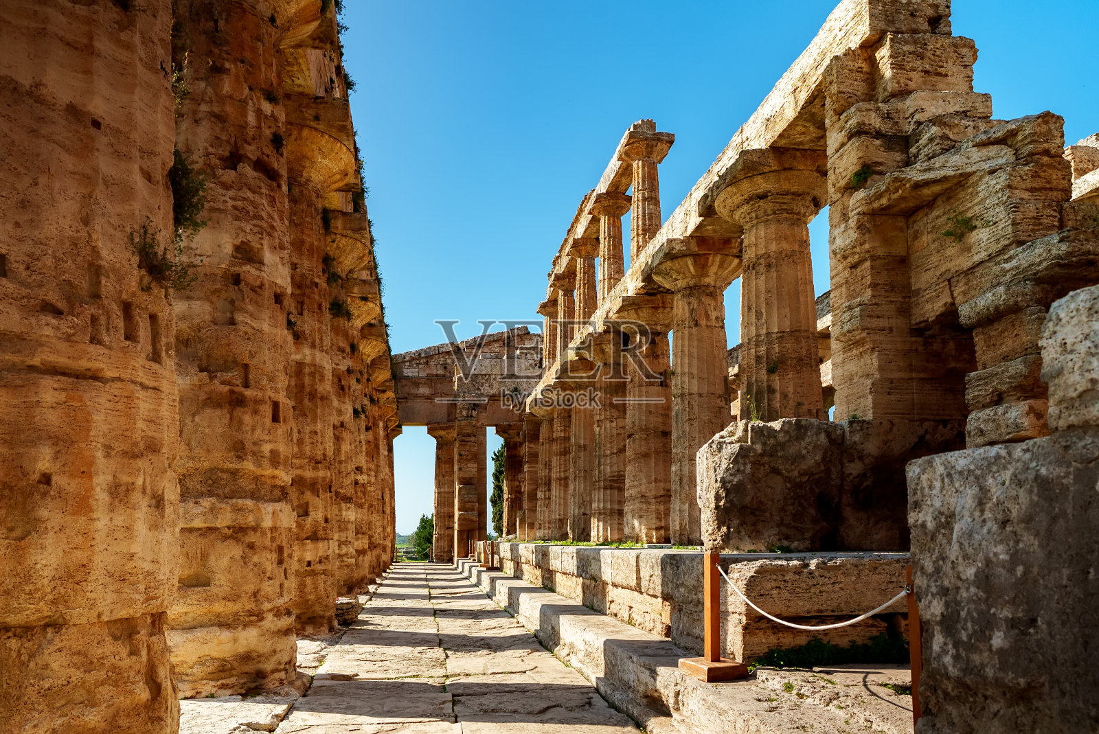 意大利帕埃斯图姆的赫拉第二神庙。照片摄影图片