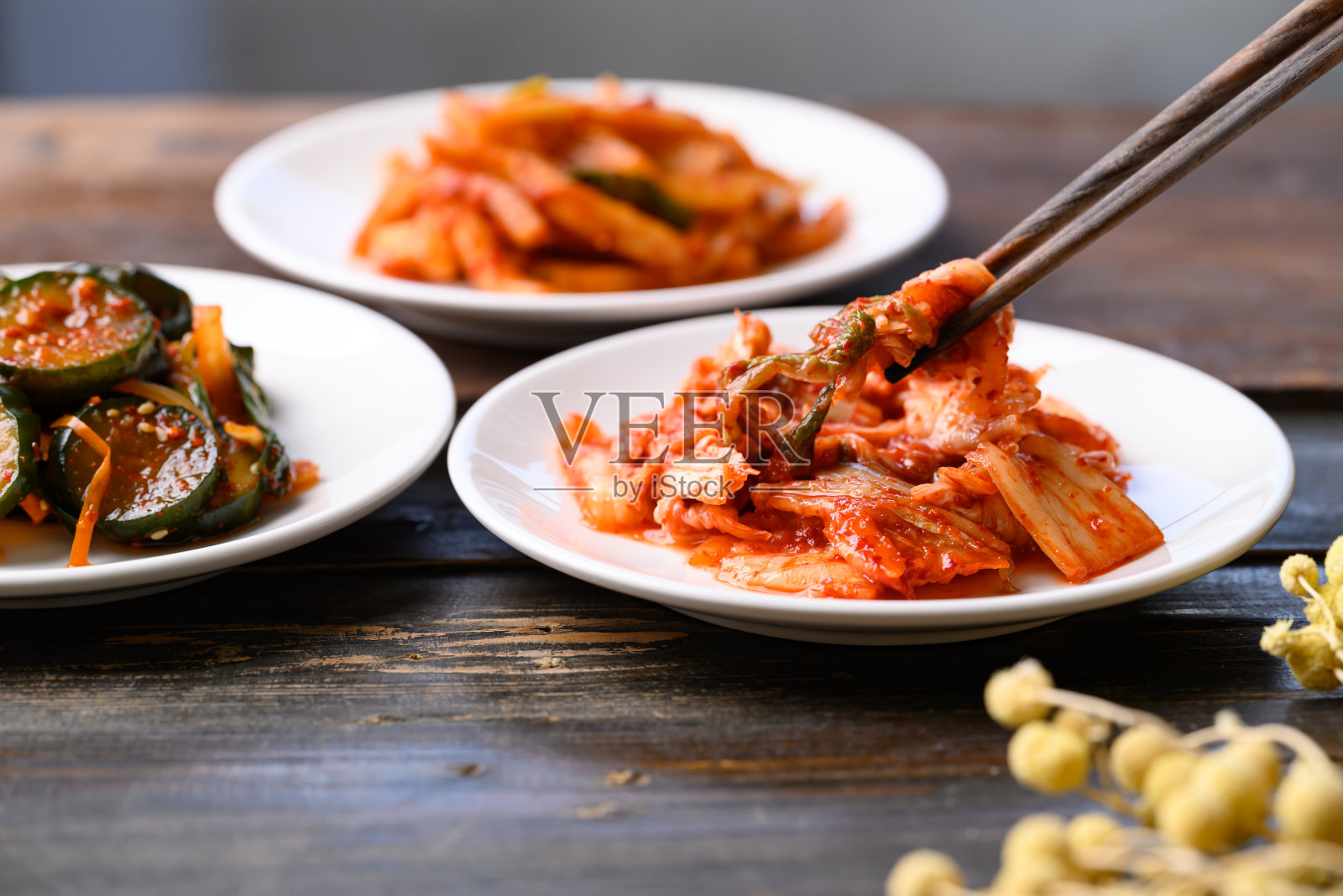 泡菜白菜、萝卜黄瓜准备好放在木桌上吃，韩国菜自制小菜照片摄影图片