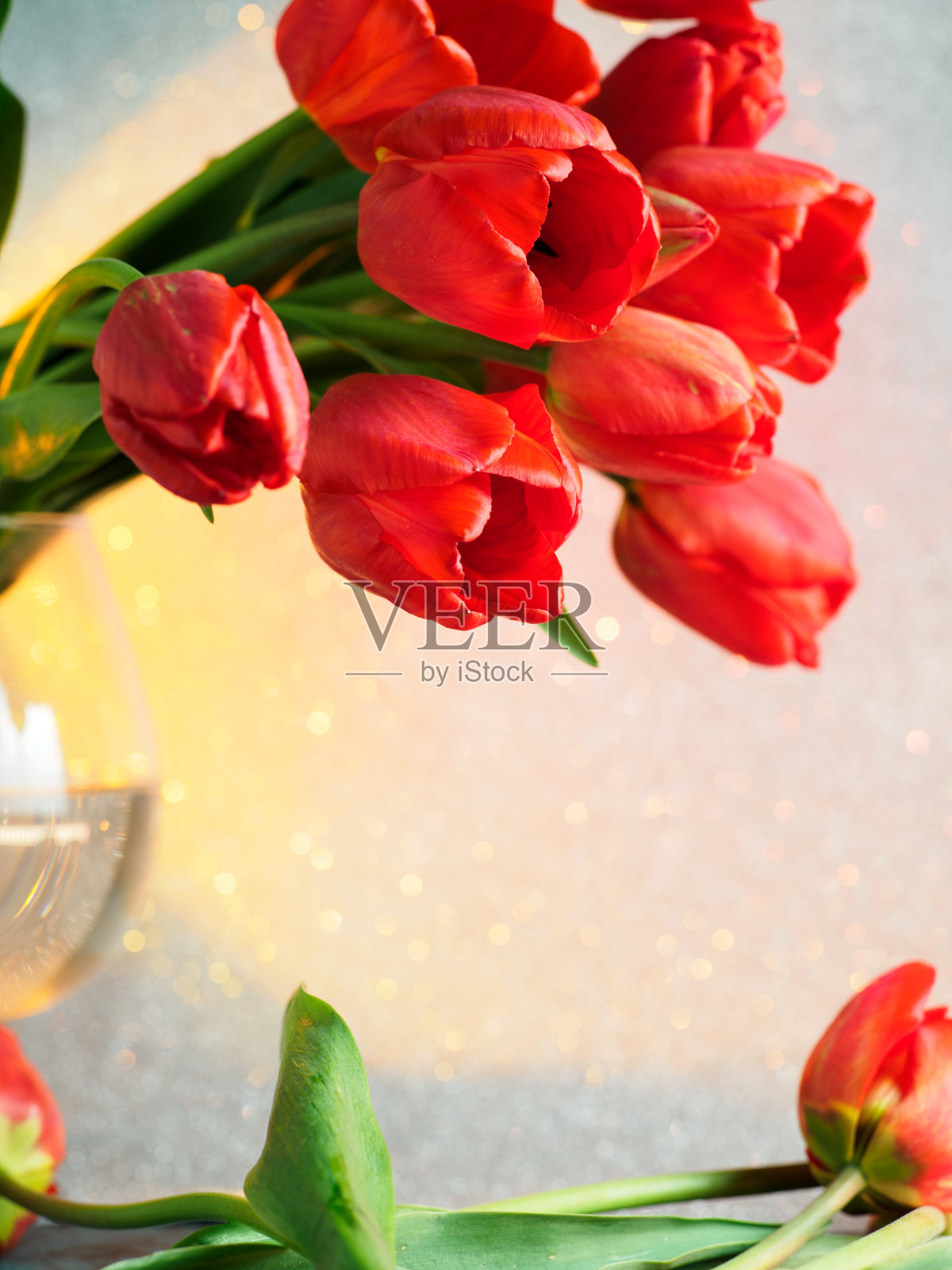花瓶里的一束红色郁金香。虚景复制空间背景。节日卡片照片摄影图片