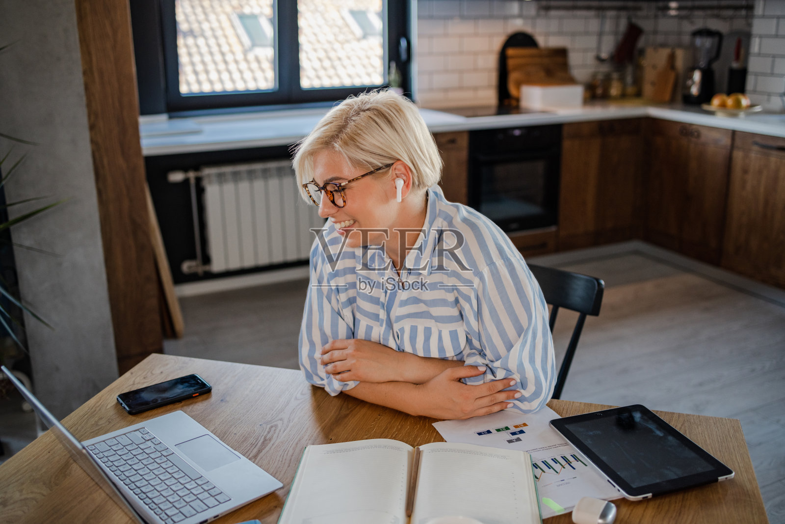 年轻女子在家里工作照片摄影图片