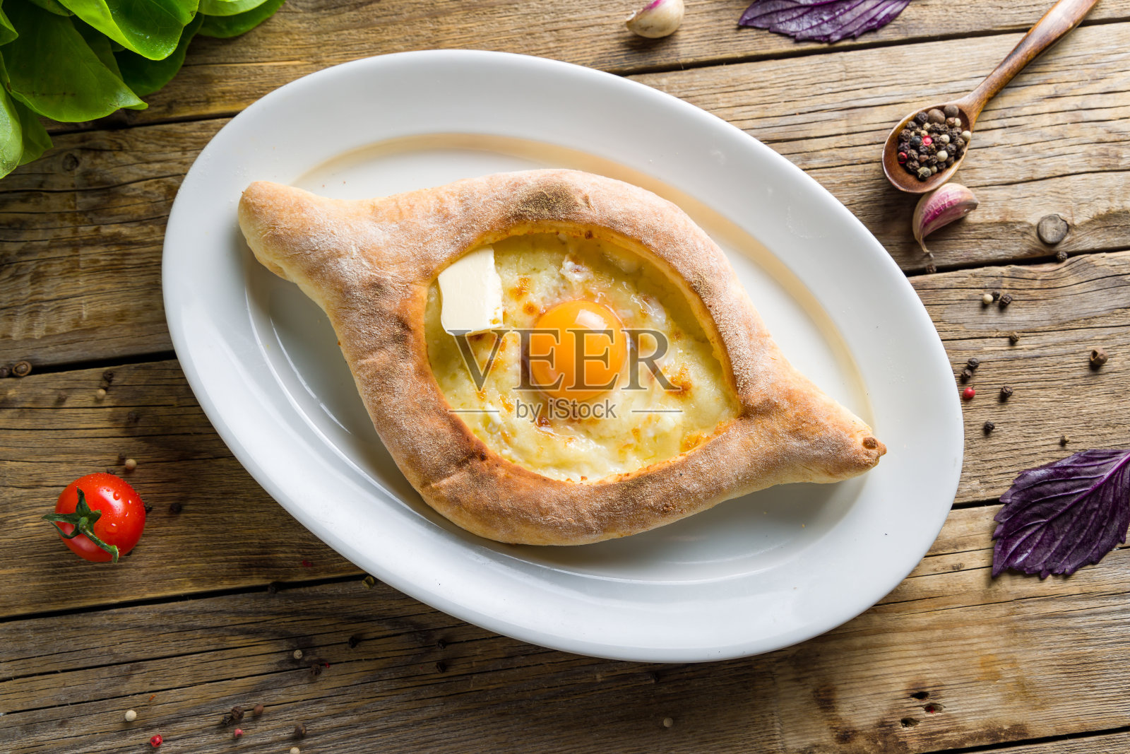 ajara Khachapuri奶酪，鸡蛋和黄油，格鲁吉亚厨房的木制桌面视图照片摄影图片