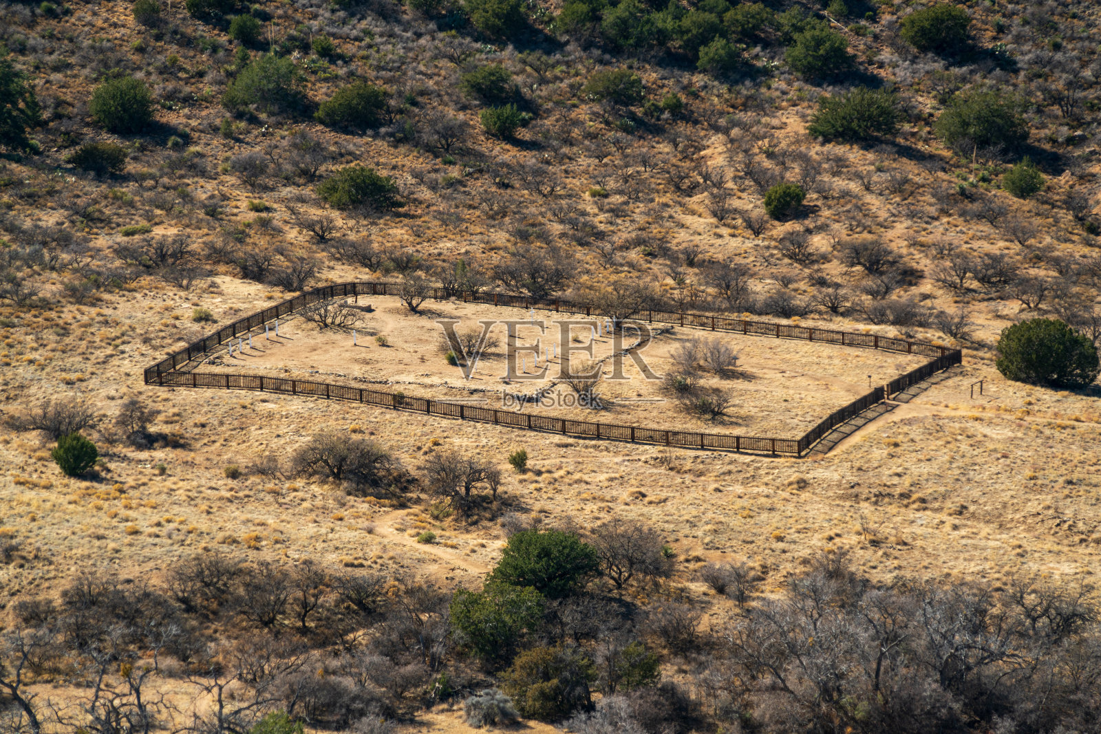 俯瞰亚利桑那州东南部的鲍伊堡国家历史遗址照片摄影图片