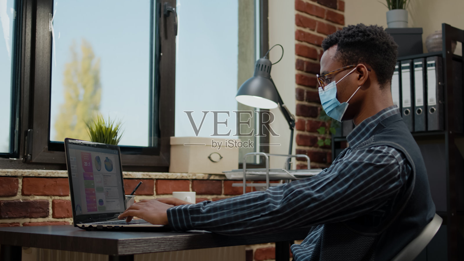 会计用笔记本电脑发展电子商务和电子购物照片摄影图片