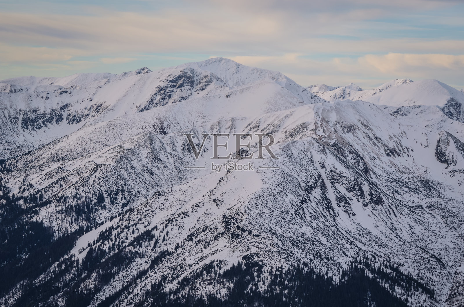 冬季山地景观。照片摄影图片